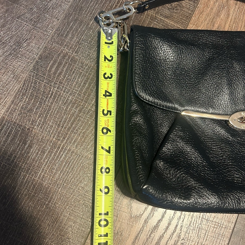 Coach black leather shoulder bag with gold accents - Picture 4 of 11